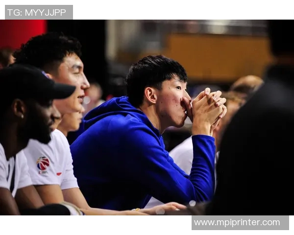 周琦眼部手术后回家休养与孩子共享快乐时光在球场玩耍 周琦眼部手术后回家休养与孩子共享快乐时光在球场玩耍