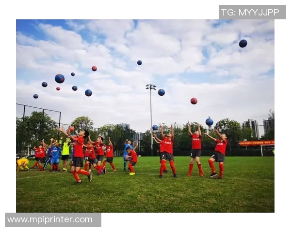 足球太太团的魅力与坚持:她们背后的故事与支持力量 足球太太团的魅力与坚持:她们背后的故事与支持力量